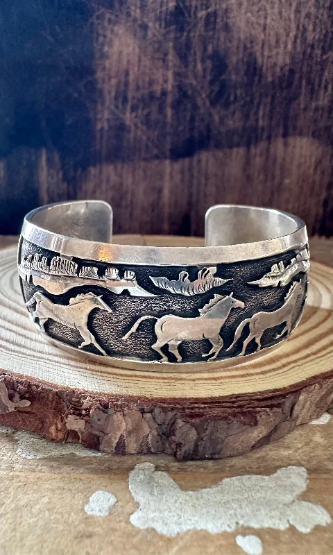 women's flower bracelets-BOBBY BEGAY HORSES Silver Cuff 56g