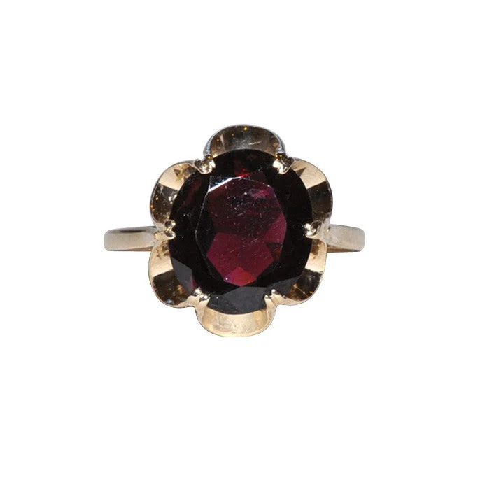 women's flower-shaped bangles-9ct Garnet Cocktail Ring