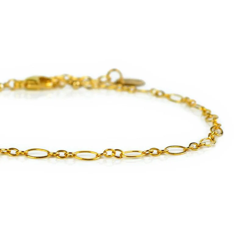 women's flower bracelets-Dainty Gold or Silver Loop Chain Bracelet