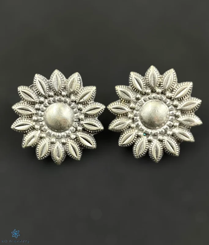 women's chandelier earrings-The Taaraka Silver Earstuds